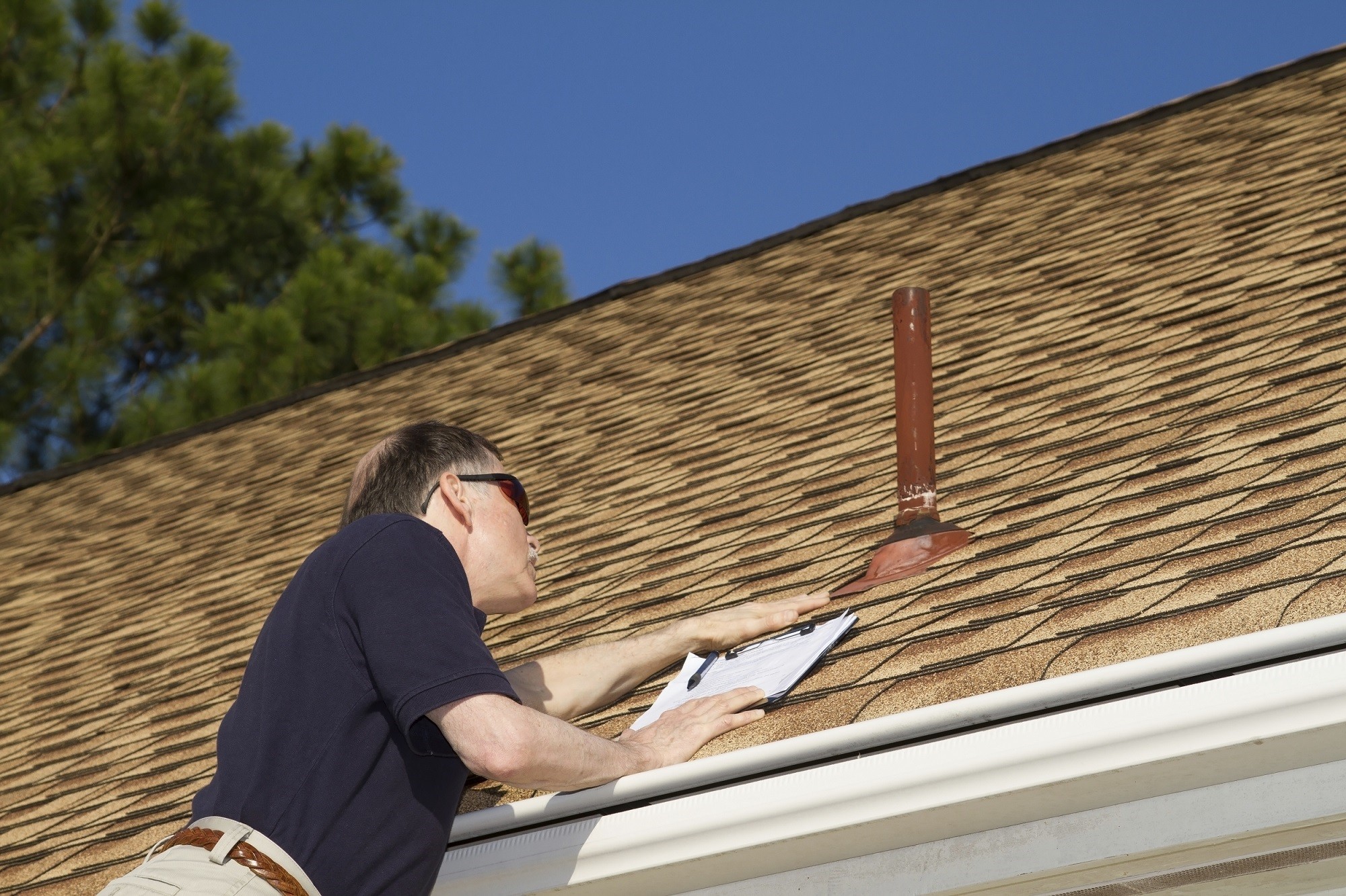 iStock_000037982644_Double_RoofInspection_small